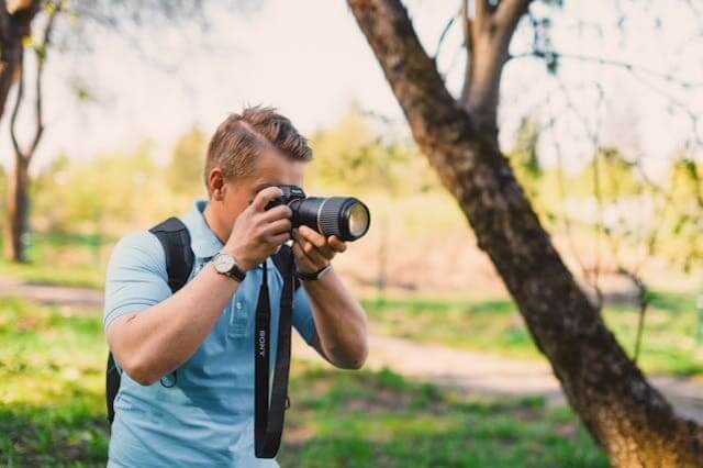 Mann fotografiert in der Natur mit Sony Vollformat